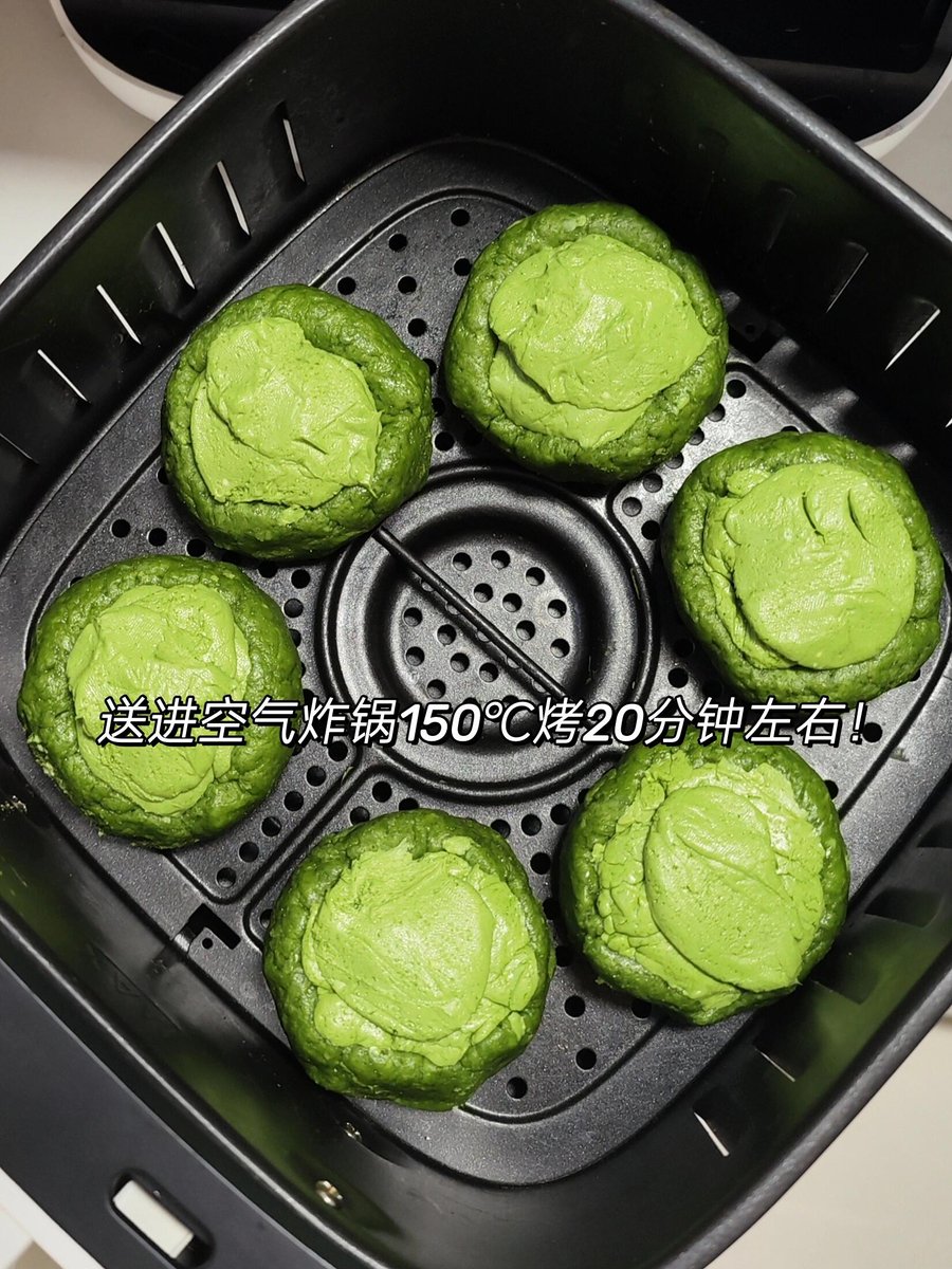 JaroslavKopic's tweet photo. Just pulled warm, fluffy matcha scones out of the oven—golden edges, buttery crumbs, and that perfect earthy scent filling the whole kitchen  Half dipped in white chocolate for extra joy, best weekend vibe ever! https://t.co/s5HWEGJ4dG