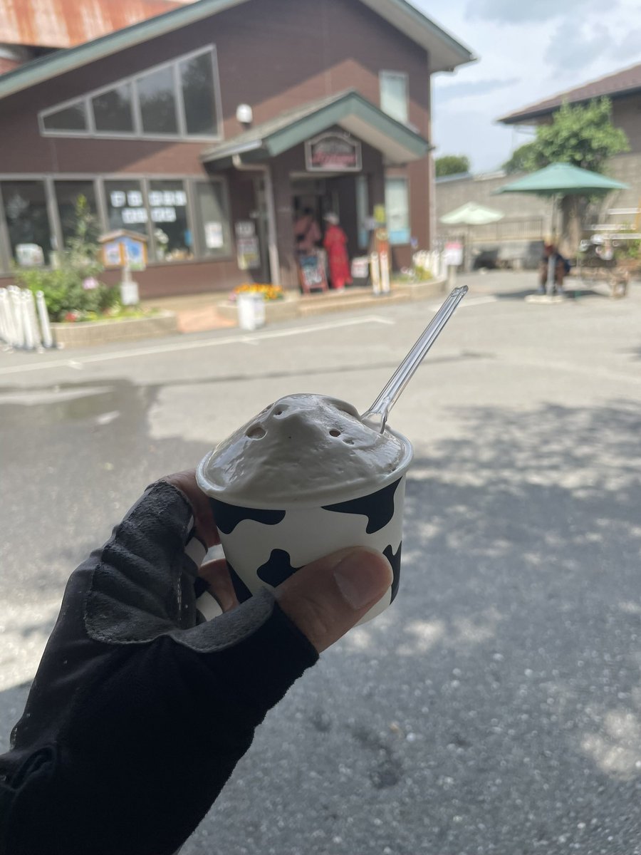 chakky384's tweet photo. 週末ライド。とにかく暑い🥵

強度上げたり長距離走るのはきついので、近場の榎本牧場でジェラート食べつつ涼んで、帰りがけにカレー食べて帰宅！ https://t.co/kmK20mj6VU