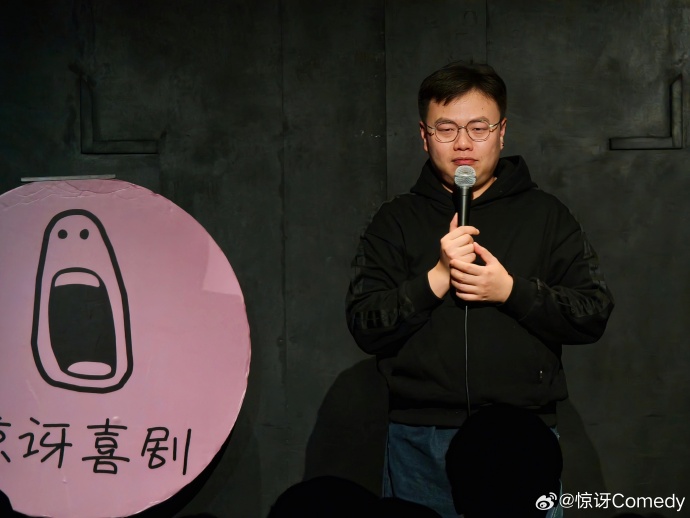 GaetanL3's tweet photo. Just saw the funniest mic stand at the open mic—it kept falling so I started using it as a percussion instrument. The crowd clapped… and so did the stand. We’re a dynamic duo now. #ComedyNight https://t.co/Am6EMoZ1th