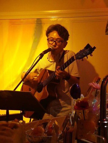 chileokubo's tweet photo. 7/25新宿ヒナタバー♯にて能條君と「ひとりぼっちのふたりvol.14」焼ﾀﾋしましたー！
2曲ずつピンポンでライブを進めるスタイルゆえ、思いもしないセトリが構成されました。
数曲で能條君にもピアノで参加、セッションマン面しながらミストーン連発。
でも楽しかったぜー！ https://t.co/h86YoKB9K2