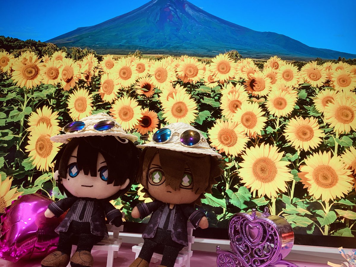 mityan_0331's tweet photo. 兄弟でひまわり畑🌻🌻

#キャンバッジ
#アニ池納涼祭 https://t.co/xIS4QFwaaT