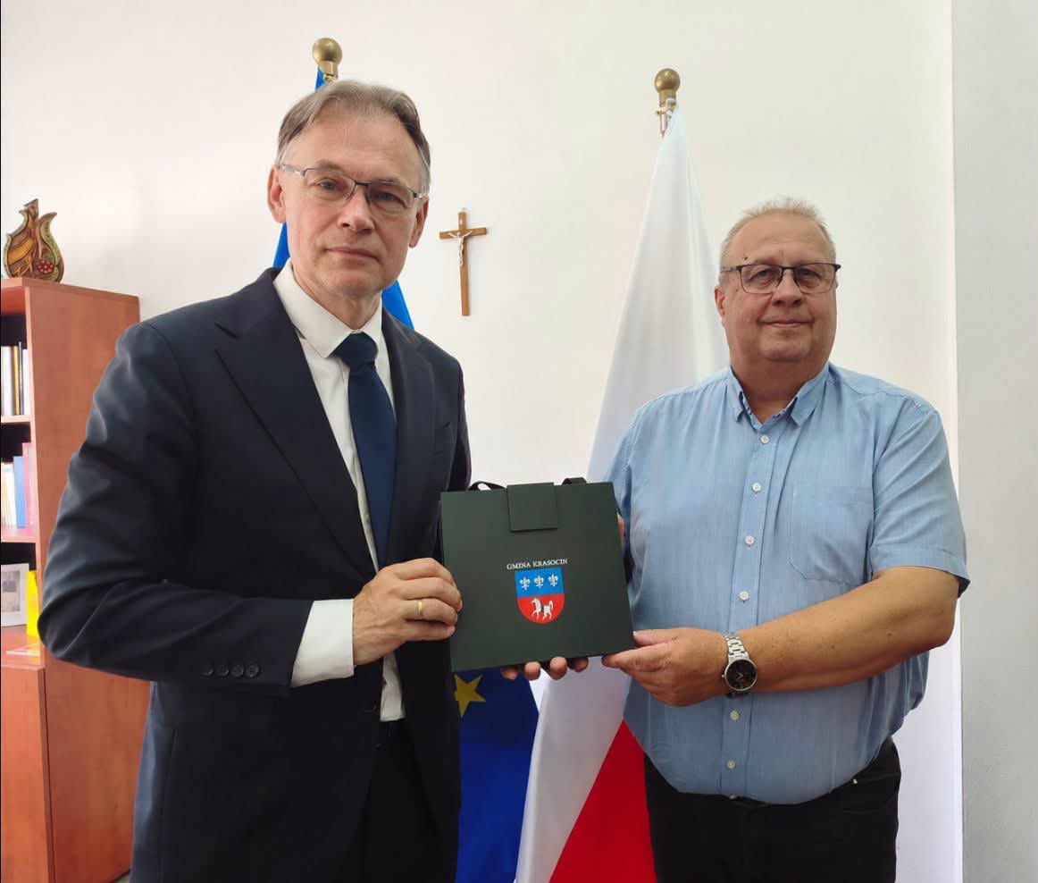 🇵🇱Kolejne spotkanie w Biurze Poselskim w Kielcach. Spotkałem się z Wójtem Gmina Krasocin, Ireneuszem Gliścińskim. Tematem rozmów były przygotowania do uroczystości nadania Centrum Kultury w Olesznie, w powiecie włoszczowskim, imienia sierż. sztab. Michaela Ollisa. Spotkanie