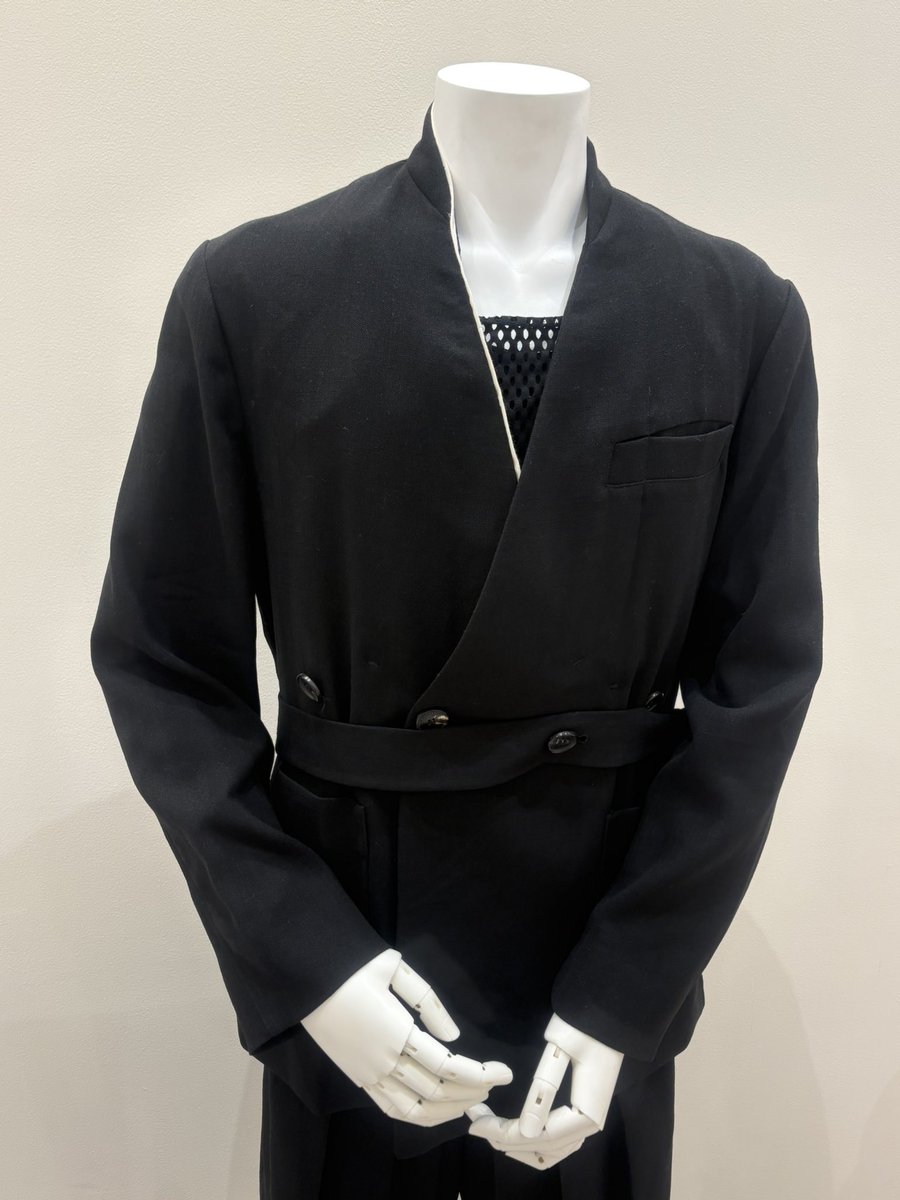 ja_ko_m's tweet photo. 玖門宗馬のお洋服、めちゃくちゃ近くで見れて感激。衣装から読み取れる情報めっちゃあるよね、生地もスタイルもどう見ても和服だものこれ。首元のやつ、鎖帷子イメージだよね？ https://t.co/XuQpgKjst8