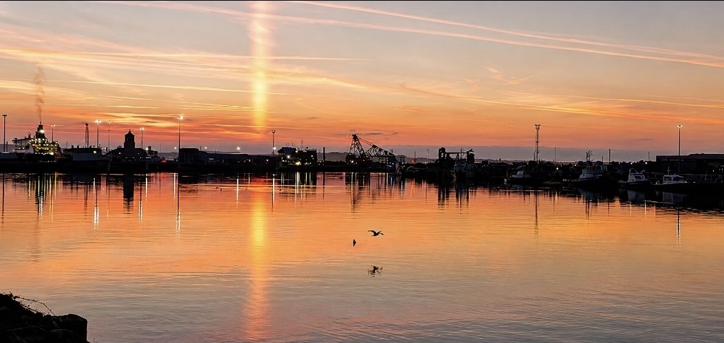 ItsYourWales's tweet photo. Sun pillar at Holyhead Anglesey.  Courtesy
@AntonWardPhoto  #Wales #WelshPassion https://t.co/yRGBSTVcym