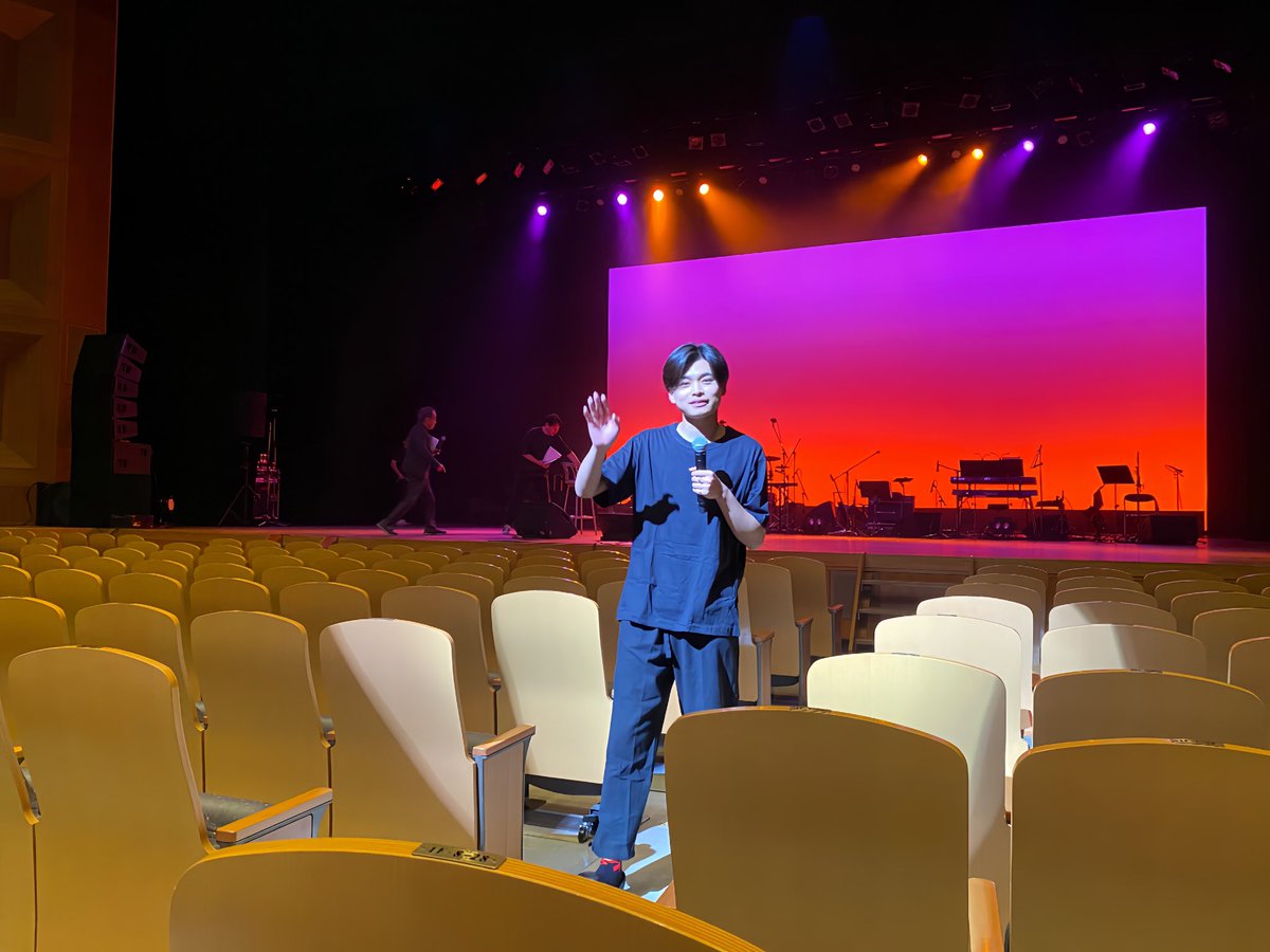 takumin_ut's tweet photo. 発売中の9月号には…

とってもいい声でのあれこれが聴けて楽しかった、故郷･宮崎「やまびこコンサート2026」を
✨カラー3ページ✨
にてどどんと掲載しておりまする♪

掲載できなかった、リハ中の二見さん

 #二見颯一 さん
 #メディキット県民文化センター
 #宮崎 https://t.co/l5c3G2p02X