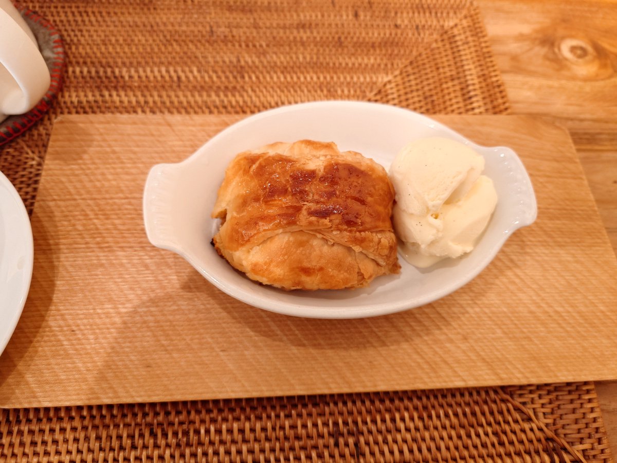 ham_nkreset's tweet photo. 「TANNE」でアップルタルトと焼きたてアップルパイ。
迷った時は両方注文😅 https://t.co/4k5DKyuG8W