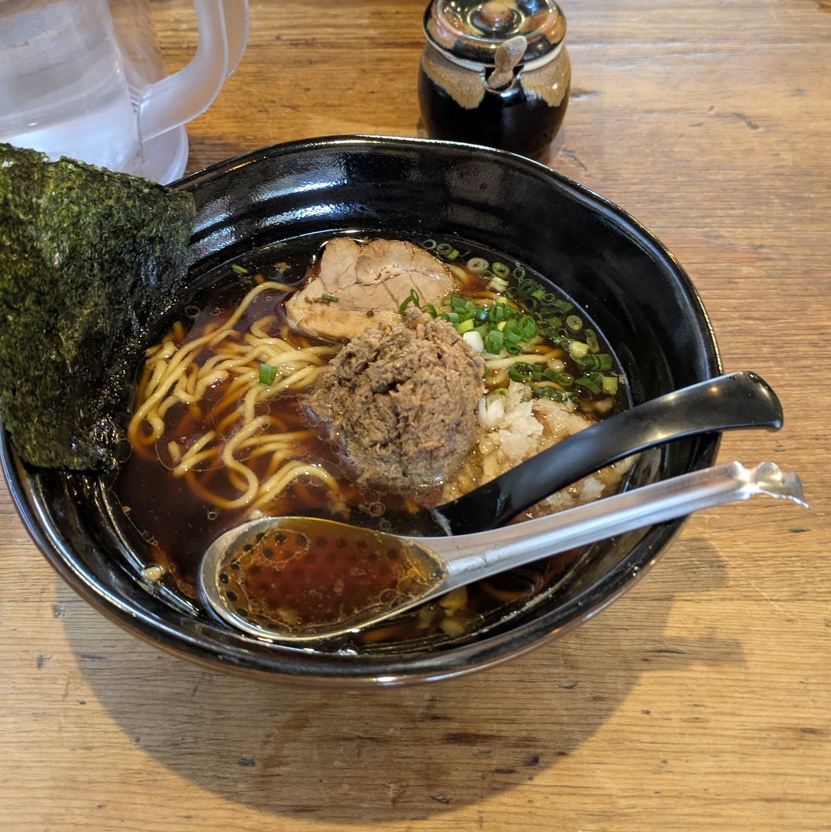 haihani1979's tweet photo. 鈴木さんでラーメン！
15周年らしく、イカしたオリジナルステッカーもらった笑
今日も美味しく頂きました！
#魚骨らーめん #鈴木さん 
#津田沼 #15周年 #さんまらぁ麺 https://t.co/BNjFslIqkd