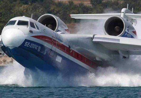 ChLECHEVALIER's tweet photo. INCENDIES :
        LE FEU DE BRUXELLES ??

Alors que Macron a cassé la tirelire pour des J.O. inutiles et la guerre de ZELENSKI, il y a presque plus de Canadair en ÉTAT DE VOL !

                  Surtout en MACRONIE !!

Et, en plus, #URSULA refuse :

          - d'acheter les pièces de maintenance
              pour les excellents hélicoptères
              Kamov Ka-32 : 5000 litres d'eau 

          - de louer des hydravions (à réaction !!)
              BE-200 : 12 tonnes d'eau !

              (Il a pourtant reçu son certificat de type de
              l'agence européenne de la sécurité
              aérienne le 9 septembre 2010)

        Et oui, Kamov Ka-32 et BE-200 sont russes !...