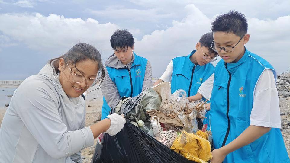 bwhiting60's tweet photo. Today, 50+ volunteers joined our coastal cleanup! Picked up 20kg of plastic trash, protecting marine life together. Small acts make big waves  #Volunteer #Environment， https://t.co/jhiDALQyzw