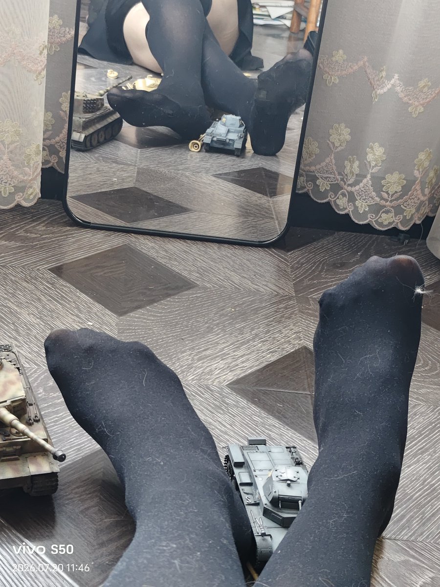 _JumpingSpider's tweet photo. 小家伙们看到闯入的下场了吗～？ #giantess #sizetwitter #feetfetish #踩踏 #GTS #巨大娘 https://t.co/ZkuqJQDIjZ