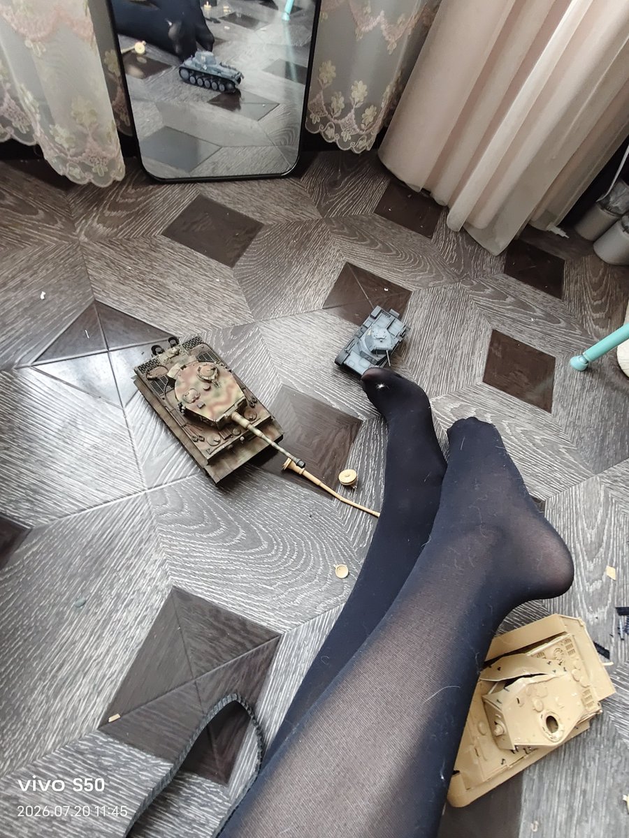 _JumpingSpider's tweet photo. 小家伙们看到闯入的下场了吗～？ #giantess #sizetwitter #feetfetish #踩踏 #GTS #巨大娘 https://t.co/ZkuqJQDIjZ