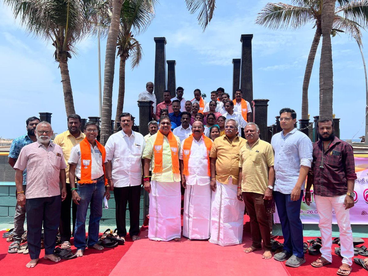 ANamassivayam's tweet photo. புதுச்சேரி அரசு செய்தி மற்றும் விளம்பரத்துறை சார்பில், கார்கில் வெற்றி தினம் கடற்கரை சாலையில் உள்ள கார்கில் நினைவு சின்னத்தில் அனுசரிக்கப்பட்டது. இந்நிகழ்வில் மாண்புமிகு அமைச்சர் திரு.ஆ.நமச்சிவாயம் அவர்கள், பாரதிய ஜனதா கட்சியின் மாநில தலைவர் திரு.V.P.ராமலிங்கம் அவர்கள்,முன்னாள் சட்டப்பேரவை தலைவர் திரு.ஏம்பலம் .R. செல்வம் அவர்கள் மற்றும் பாஜக நிர்வாகிகள் பலர் கலந்து கொண்டு, கார்கில் போரில் உயிர்நீத்த வீரர்களின் நினைவாக மலர் தூவி மற்றும் மலர் வளையம் வைத்து மரியாதை செலுத்தினர்.
@BJP4India @BJP4Puducherry @JPNadda @blsanthosh @BlrNirmal @NitinNabin