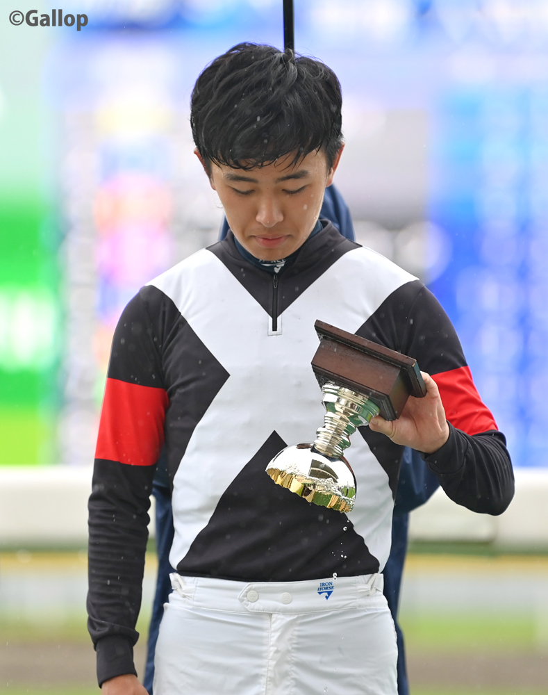 gallop_keiba's tweet photo. トロフィーに雨水が溜まりました🏆💧 https://t.co/Vq8LaD3AgA