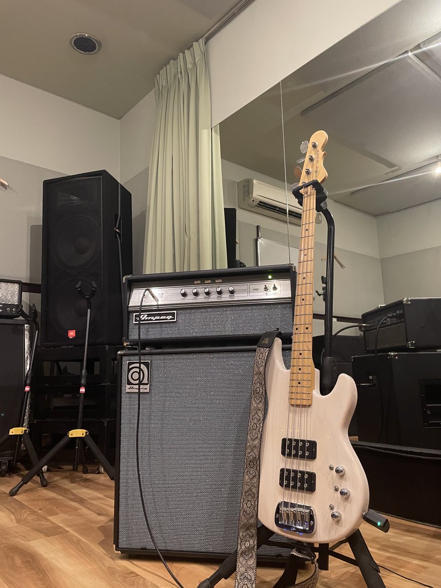 okkiena69's tweet photo. お疲れさまでした🎸
#ampeg
#V4B
#SVT212AV https://t.co/oYwvdrkI26