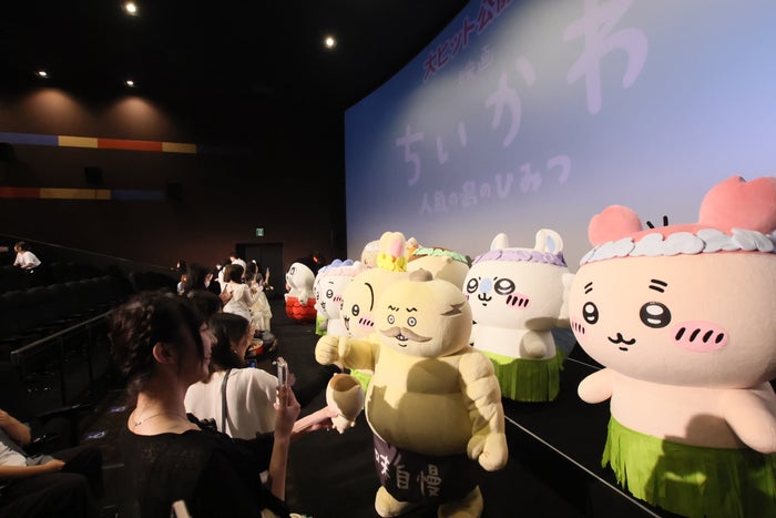 modelpress's tweet photo. ／
映画ちいかわ 人魚の島のひみつ
公開初日で興行収入9.9億円を記録🎉
＼

お見送りイベントも開催でちいかわ
ハチワレ・うさぎ・モモンガら集結✨️
https://t.co/pj4YI8GQnv https://t.co/YBsI9bZQBY