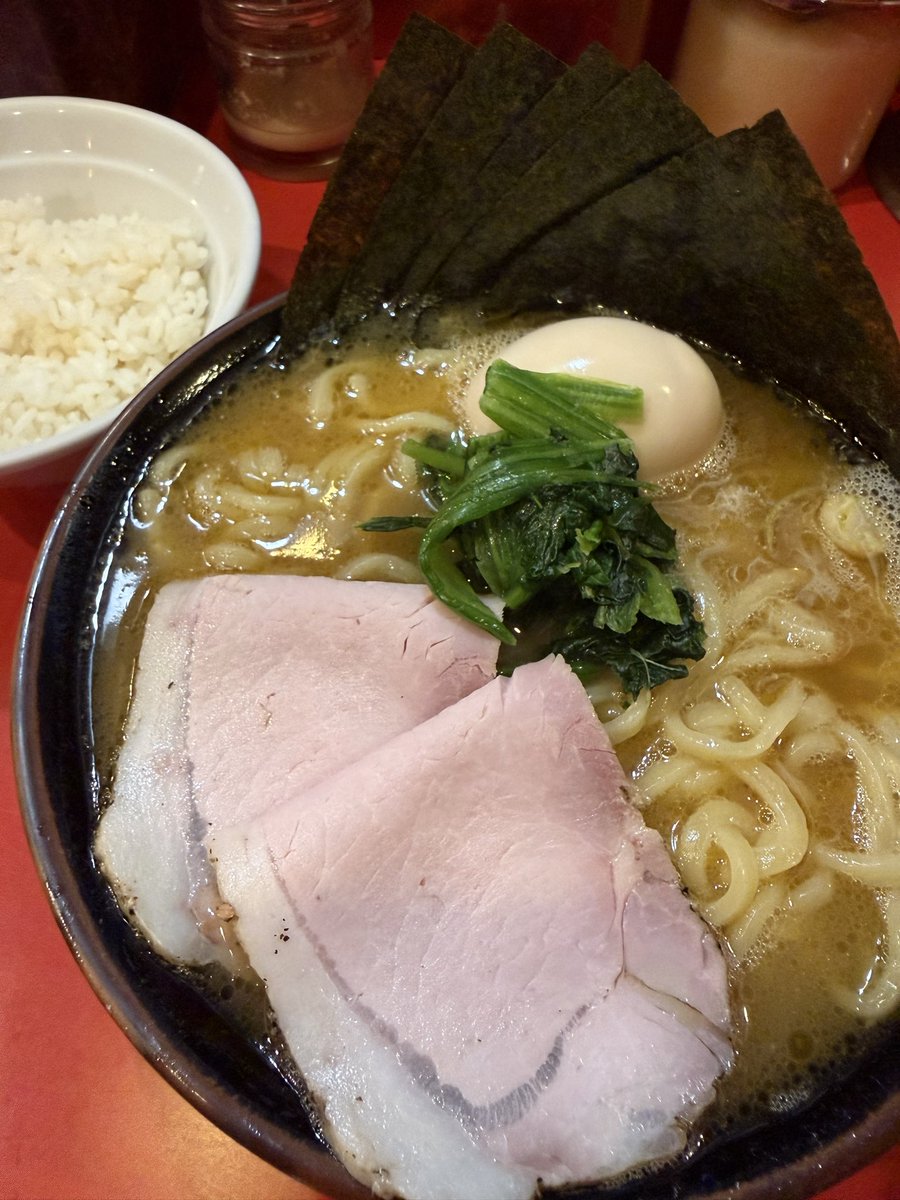 NishibonCh's tweet photo. #どんとこい家 #家系ラーメン 

滑り込みの第一ロット‼️🍜😋
昼メシセットの半ライス🍚
いつも美味しいが今回のチャーシューはシットリ度合いが半端ない‼️
スープもアツアツで麺もモチモチ😋🍜また伺います‼️🍜御馳走様でした‼️😋 https://t.co/zu4zkRAPbh