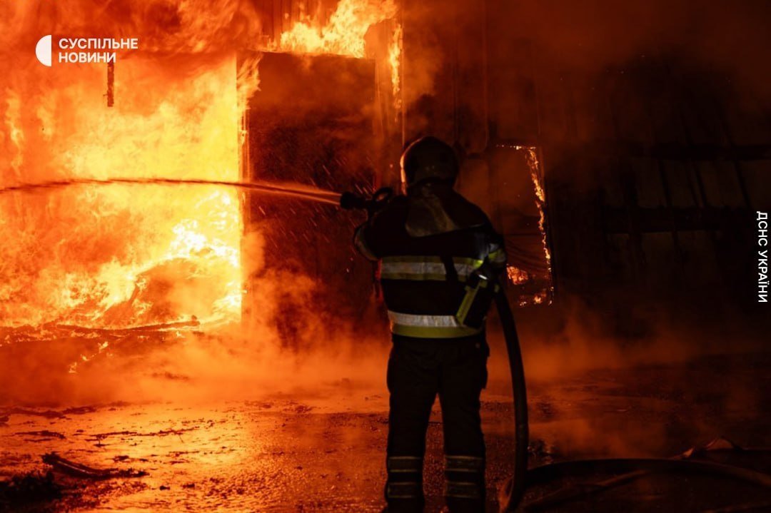 aleksthgrt's tweet photo. 🚨BREAKING NEWS

Military-industrial facilities in Kiev were damaged.🇷🇺🚀🔥

▪️After overnight strikes, fires broke out in the Desnyansky, Shevchenkivsky, and Solomyansky districts of Kiev.
▪️In the Desnyansky district, a warehouse, ten cars, and a truck in a parking lot burned.
▪️In the Shevchenkivsky district, a four-story administrative building caught fire, and in the Solomyansky district, a fire and destruction occurred in a non-residential building.
▪️The strikes targeted facilities involved in the production, assembly, and storage of various drones, as well as their components.
In particular, the production facility of Smart Intelligent Systems was damaged. The facility, with the participation of American specialists, produced up to a thousand drones monthly.