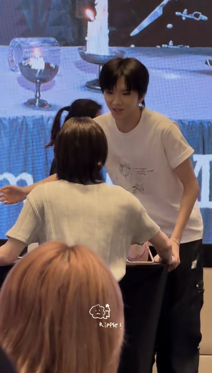 seaofhan's tweet photo. genask apa hukumnya kalo idolnya tbtb berdiri dari tempat duduk buat nyamperin fansnya pas fansign?? ☺️ https://t.co/e4JxBSsx7O