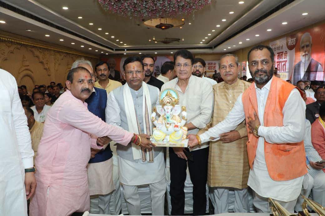 nawabsnagar's tweet photo. आज मेरठ के एस.जी.एम. गार्डन में माननीय प्रदेश अध्यक्ष एवं केंद्रीय राज्य मंत्री आदरणीय श्री @mppchaudhary  जी के साथ माननीय प्रधानमंत्री श्री @narendramodi  जी के लोकप्रिय कार्यक्रम #MannKiBaat का श्रवण कर राष्ट्र निर्माण, जनभागीदारी एवं सेवा भाव से जुड़े प्रेरणादायी विचारों को आत्मसात किया।

इस अवसर पर माननीय राज्यसभा सदस्य एवं भाजपा के राष्ट्रीय उपाध्यक्ष आदरणीय डॉ. @LKBajpaiBJP जी, मेरठ लोकसभा क्षेत्र के लोकप्रिय सांसद श्री @arungovil12 जी, माननीय विधान परिषद सदस्य एवं प्रदेश उपाध्यक्ष श्री @MohitBeniwalBJP जी, महानगर अध्यक्ष श्री विवेक रस्तोगी जी, जिला अध्यक्ष श्री हरवीर सिंह पाल जी सहित पार्टी के सम्मानित पदाधिकारियों एवं देवतुल्य कार्यकर्ताओं की गरिमामयी उपस्थिति रही।

‘मन की बात’ केवल एक कार्यक्रम नहीं, बल्कि जन-जन को राष्ट्रहित, सामाजिक उत्तरदायित्व, पर्यावरण संरक्षण एवं सकारात्मक परिवर्तन के लिए प्रेरित करने का एक सशक्त माध्यम है।

#UPWITHPANKAJCHAUDHARY #BJP4ViksitBharat #BJP4UP