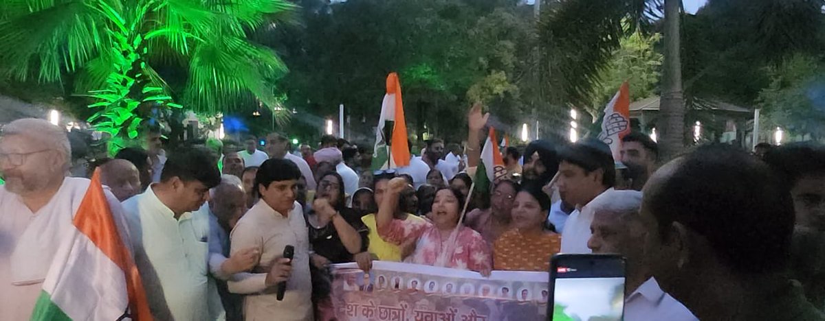 DevinderSingh__'s tweet photo. 📍 जिला कांग्रेस कमेटी  शहरी यमुनानगर की अध्यक्षता में ब्लॉक कांग्रेस कमेटी शहरी के साथ मिलकर  विजय  मार्च' निकाल कर देश के छात्रों और युवाओं की ऐतिहासिक जीत का उत्सव मनाया।

यह विजय मार्च केंद्रीय शिक्षा मंत्री धर्मेंद्र प्रधान के इस्तीफ़े के बाद छात्रों के संघर्ष, युवाओं की एकजुट आवाज़ और नेता प्रतिपक्ष श्री राहुल गांधी जी के दृढ़ एवं निरंतर नेतृत्व को समर्पित रहा, जिन्होंने छात्रों के मुद्दों को मजबूती से उठाकर सरकार को जवाबदेह बनने के लिए मजबूर किया।

इस अवसर पर जगाधरी से विधायक चौधरी अकरम खान जी सभी सीनियर नेता सभी कांग्रेस पार्टी के पदाधिकारी,  ब्लॉक अध्यक्ष व कार्यकर्ता साथी मौजूद रहे 

@Rahul gandhi
@Sanjay Dutt
@Rao narender singh
@Indian National Congress - Haryana य