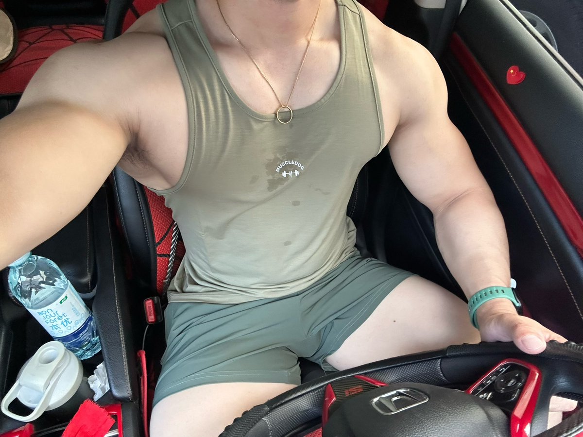 GqL40382's tweet photo. 哪个配色好看Ꙩ⌵Ꙩ？
#健身教练 #肌肉猛男 https://t.co/6vRtIhR03x