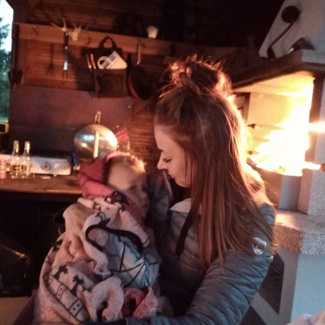 annakyro's tweet photo. Aikalailla näillä näpyköillä 20 vuotta ollaan loikittu @rranek kans samoja lumpeen lehtiä!🤗 Sen kunniaksi miniloma Helsinkiin!😻 https://t.co/dvCL6zakzD