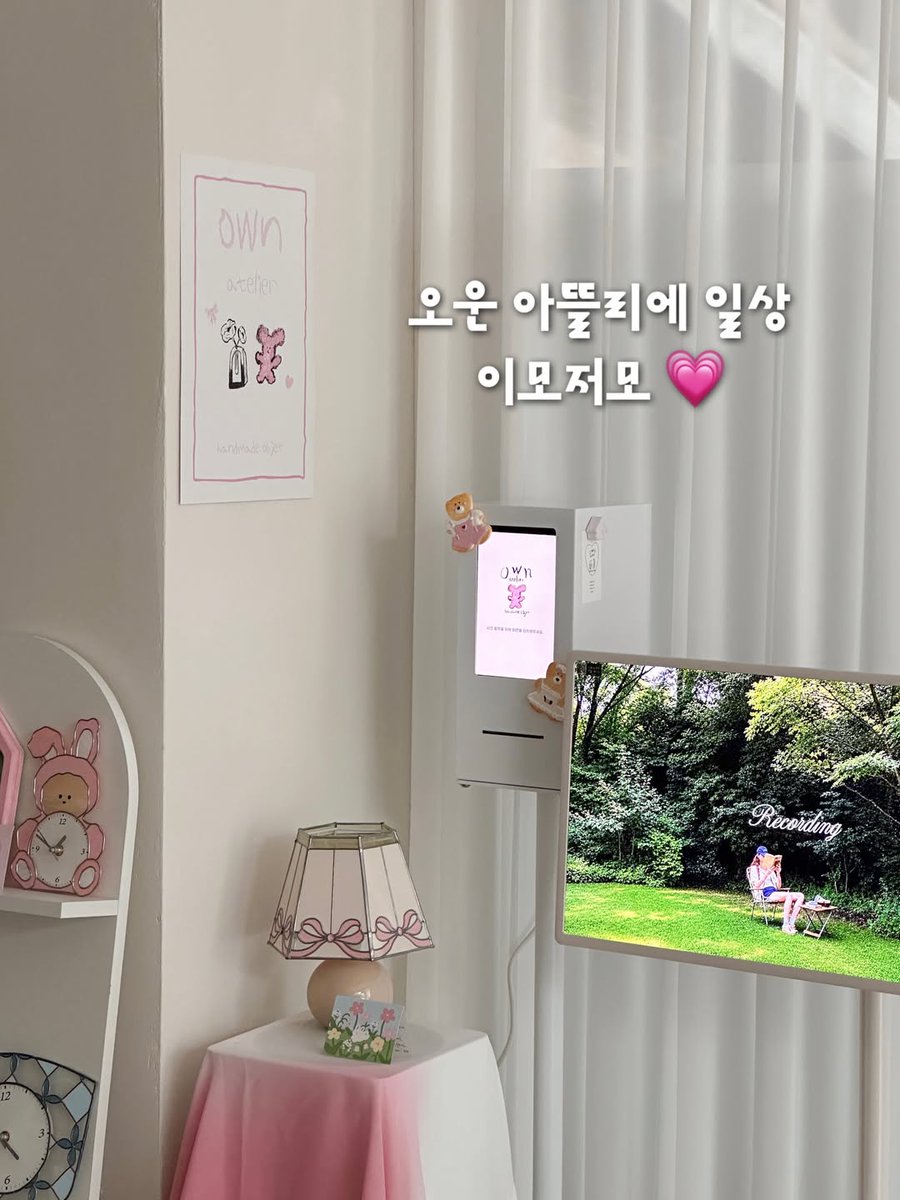 own__atelier's tweet photo. Rose Table Lamp 🥀

매력적인 와인색 바디와 
여리여리한 장미로 완성한 
육각 테이블 조명 

글라스아트 레벨2에서 
입체적인 조명 제작 방법을 배웁니다. 

오늘은 제자 선생님들과 함께 
레벨2 작품 촬영하러 스튜디오에 다녀왔어요. 

샘플을 하나라도 더 늘려보자는 마음으로… https://t.co/RlADqOCkRl