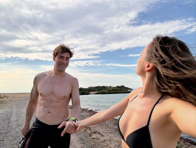 yirmiucderece's tweet photo. 'Arka Sokaklar' dizisinde birlikte rol alan Sarp Levendoğlu ve Felicia Sağnak çiftinden yeni tatil paylaşımı geldi.

Datça'da uçurtma sörfü yapan Levendoğlu, sevgilisini öpücüklere boğduğu romantik anları takipçileriyle paylaştı. https://t.co/aPAsHB1AOw