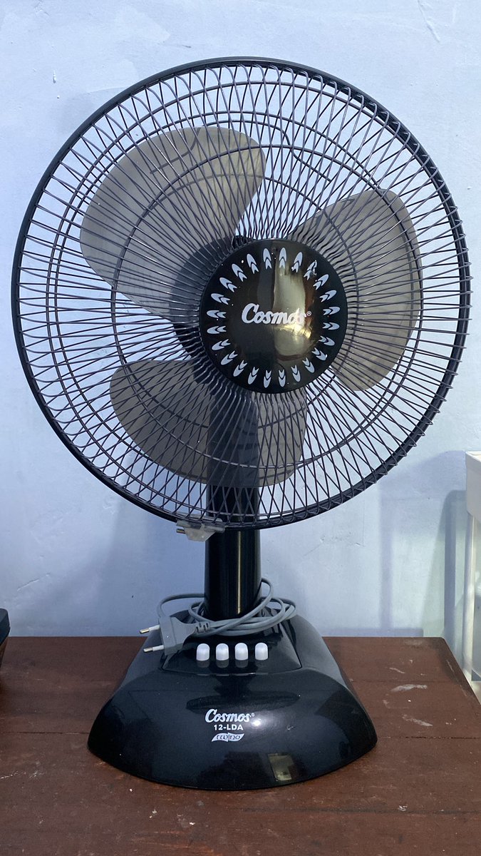 tsyanff's tweet photo. @UNDIP_FESS Nitip nder. Maba undip pleburan atau yg kost di daerah undip bawah. Aku PL kipas masih good condi baru aku bersihin juga udh kinclong. Harga beli 250k. Jual setengah harga https://t.co/H0ZCZsCYGe