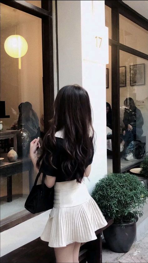 cresonde's tweet photo. Effortless chic black crop top + ivory pleated mini = the perfect cafe-to-street look
FqfB https://t.co/aEjcirygsS