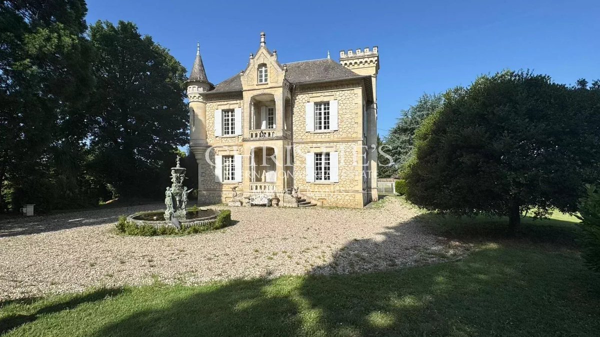 castlecoldotcom's tweet photo. Elegant 19th Century Château With Indoor Pool And Vineyards

€895,000 · Moulon, France

1850 · 4 beds · 1.25 ha estate · Indoor pool

#castlecollector #castlesforsale #Bordeaux https://t.co/OFYmJHJ3gt
