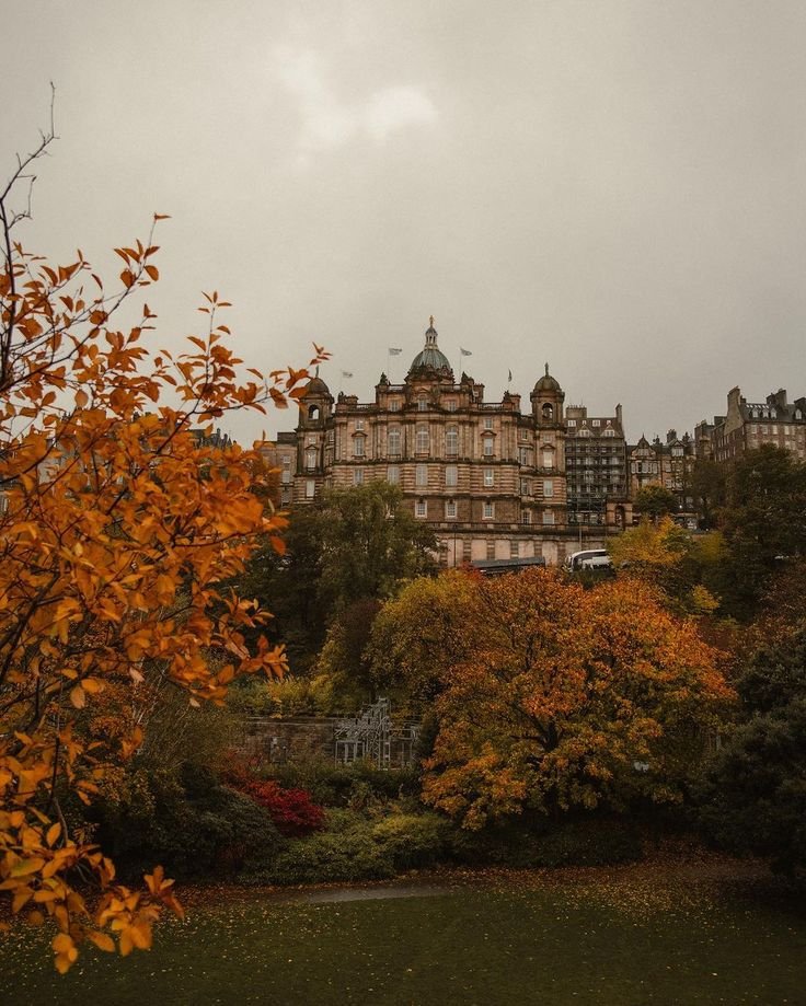 cities_pleaces's tweet photo. autumn in Edinburgh https://t.co/MU2jA9U7hB