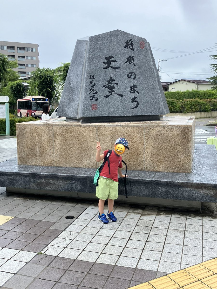 denshamamase's tweet photo. 長男の習いごとの送迎ついでに山形駅と天童駅で遊んできました👦
山形駅で謎解きクイズを開催していて次男と解いてきました🕵️謎を解き終わると探偵認定証と缶バッジをいただきました🙏
改札外NewDaysにはまだペンちゃんもたくさんいましたよ〜✨ https://t.co/AocSGEn96x