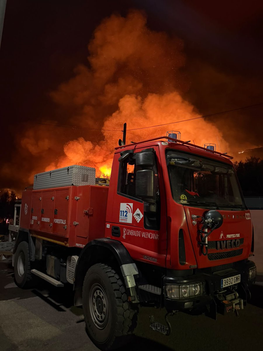 GVAbforestals's tweet photo. 👨‍🚒🌲 Els nostres companys han estat tota la nit en els treballs d'extinció del #IFLaVallDUixó i continuen este matí sobre el terreny, junt amb la resta dels serveis d'emergència desplegats al dispositiu https://t.co/cg3eTaaGeP
