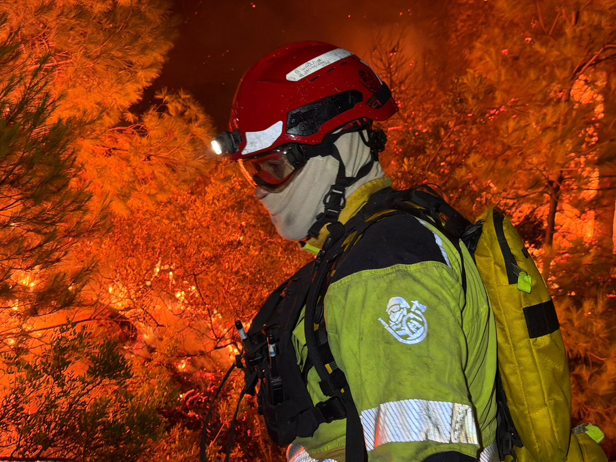 GVAbforestals's tweet photo. 👨‍🚒🌲 Els nostres companys han estat tota la nit en els treballs d'extinció del #IFLaVallDUixó i continuen este matí sobre el terreny, junt amb la resta dels serveis d'emergència desplegats al dispositiu https://t.co/cg3eTaaGeP