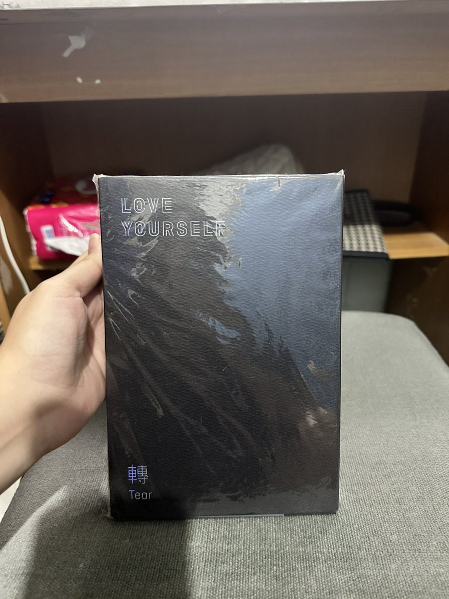 alilluvly's tweet photo. Hallo kak, aku jg lg jualin album dan PCku, boleh di liat2 dlu kak siapa tau ada yang nyantol di hati hehe, makasihh 🫰🏻🫰🏻

#bts #wts #wtb 
T. Wts wtb army namjoon rm jungkook jin v taehyung jimin jhope hoseok be essential ly tear o bts album photocards https://t.co/8Z9Eyxu2Hi