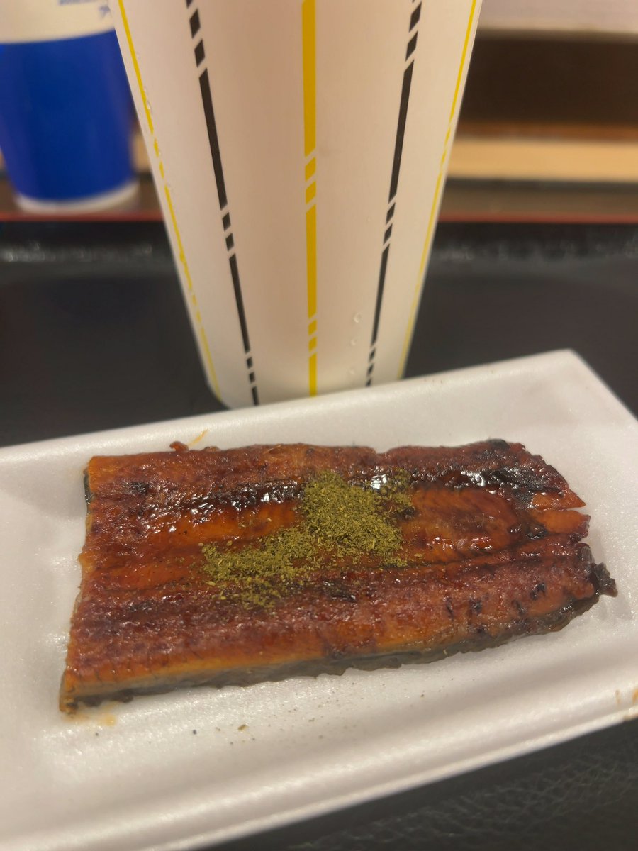 obamitsu1103's tweet photo. 味の笛で300円の美味しい鰻と400円のホタテ串🍻
〆は中本🦑🍜 https://t.co/6lCRSndaYO