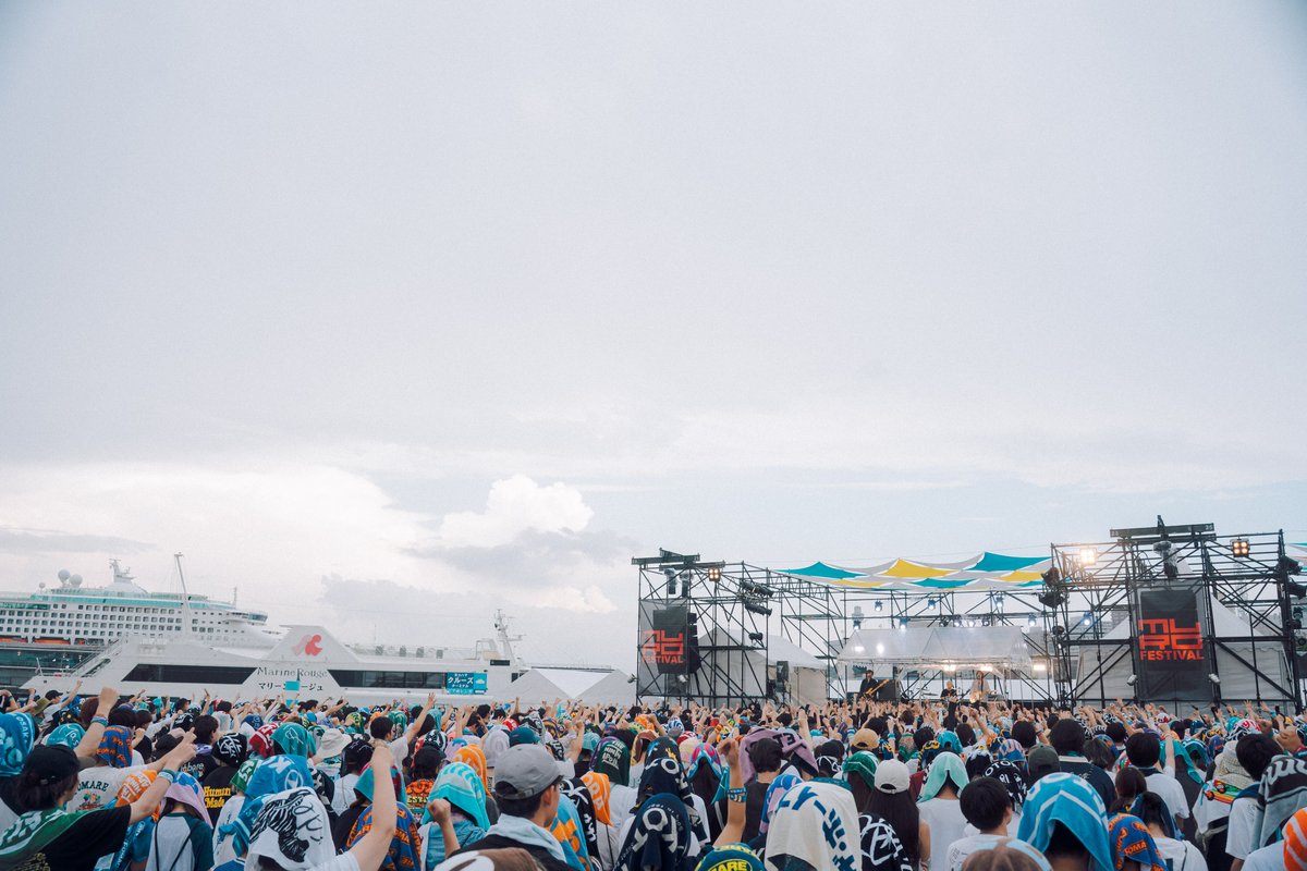 murofes's tweet photo. 【 #ムロフェス2026レポ 】

「雨なんて関係ない。でっけー音に包まれちゃってください！」の言葉とともに『包まれる』で幕を開けたammo。フロアは瞬く間に熱狂に包まれ、等身大のロックを真っ直ぐに鳴らし切る。ライブハウスバンドammoの揺るがない信念を、ムロフェスのステージに刻みつけた。

pic @teru_ttm
#murofes