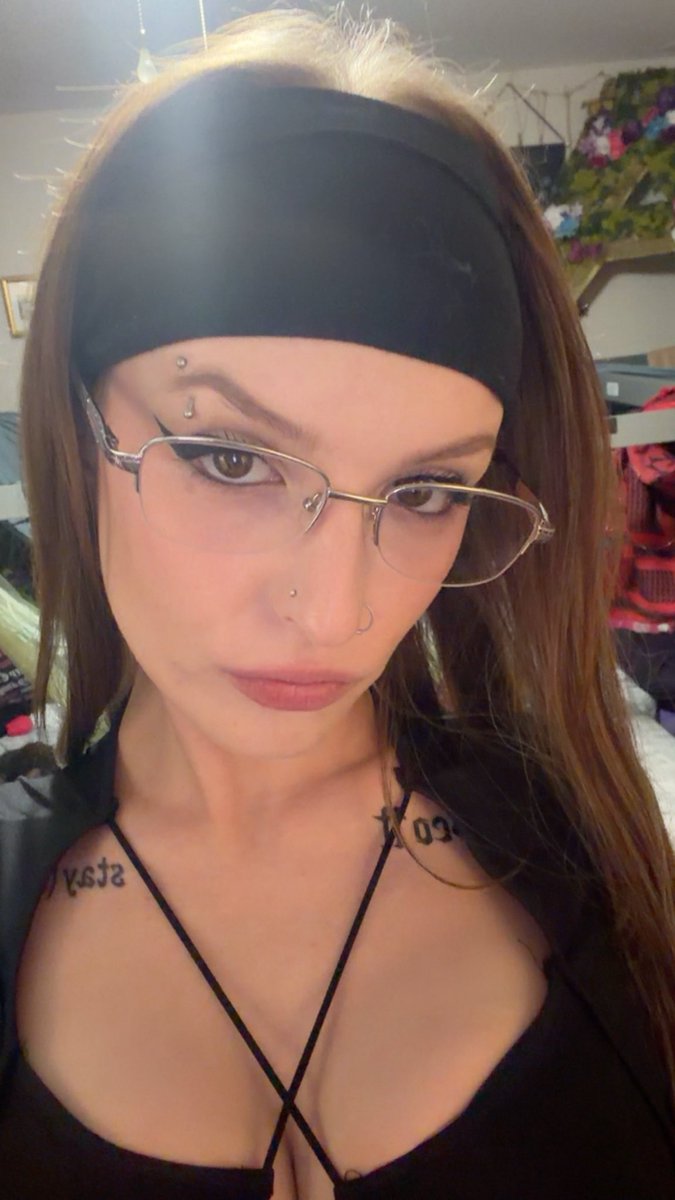 allizapp's tweet photo. that bitch https://t.co/Hpe59vvJNT