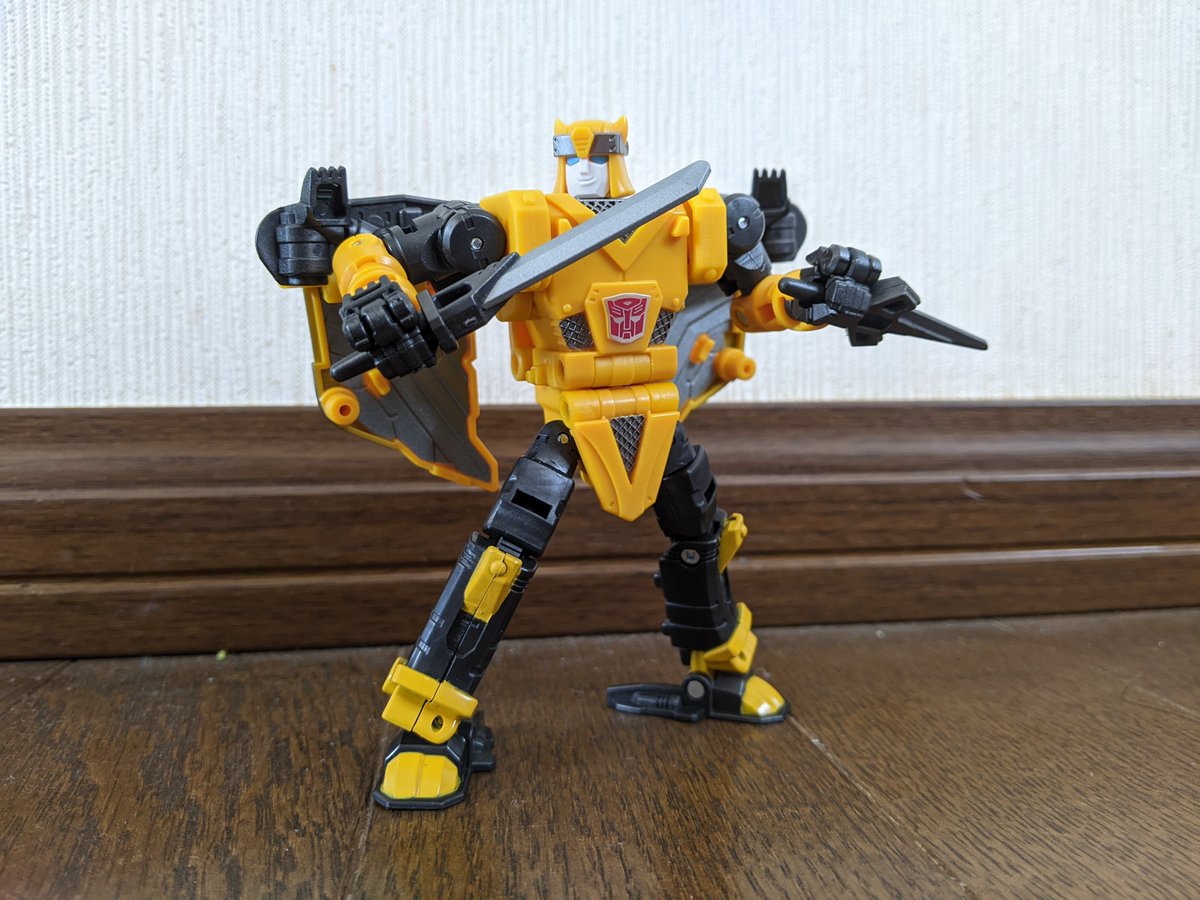 Na249786336's tweet photo. トランスフォーマー タイムライン(日本)からバンブルビーです。

忍者っぽいロボットモードからムササビにトランスフォームします。

ムササビモードでは四足歩行モードと飛行モードにできます。
また、ロボットモードではビーストモードの頭部にもできます(横向けませんが)

＃トランスフォーマー https://t.co/XBmB0XyTeL