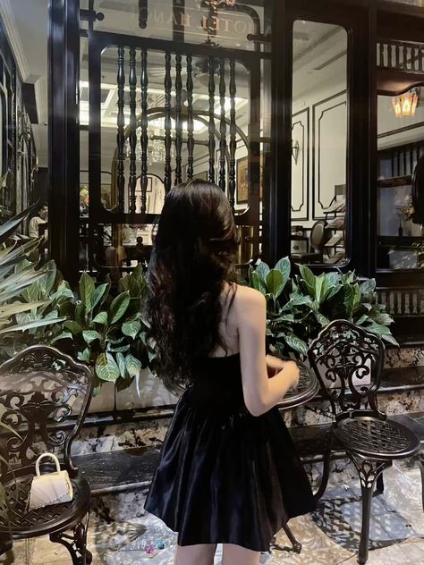 iheartevanske's tweet photo. Channeling midnight chic in a sleek black dress at the cafe city vibes, runway-ready elegance, and timeless style
WGdI https://t.co/PaxCA4Z4Da