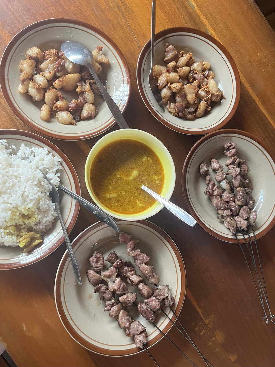 ariqaola's tweet photo. @tiarbah #FoodOnX

- Soto &amp; Sate Banjar, Warung Soto Banjar Ayayan, Pangkalan Bun
- Tahu Kupat Pak Gombloh, Solo
- Sate Klathak Pak Untung, Yogyakarta
- Sego Bandeng, Wedangan Mbah Wiryo, Solo https://t.co/mdbOSmQSBV