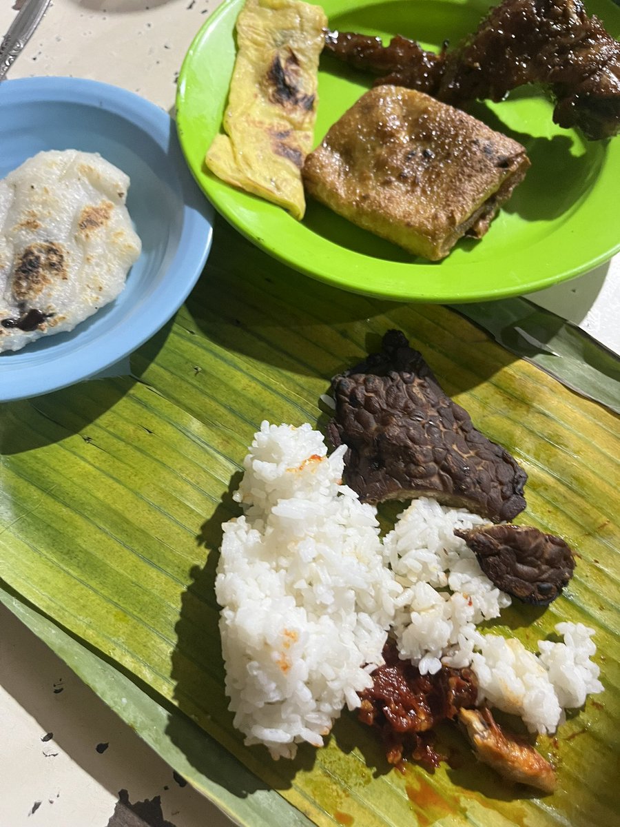 ariqaola's tweet photo. @tiarbah #FoodOnX

- Soto &amp; Sate Banjar, Warung Soto Banjar Ayayan, Pangkalan Bun
- Tahu Kupat Pak Gombloh, Solo
- Sate Klathak Pak Untung, Yogyakarta
- Sego Bandeng, Wedangan Mbah Wiryo, Solo https://t.co/mdbOSmQSBV