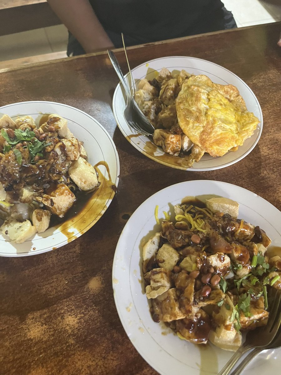 ariqaola's tweet photo. @tiarbah #FoodOnX

- Soto &amp; Sate Banjar, Warung Soto Banjar Ayayan, Pangkalan Bun
- Tahu Kupat Pak Gombloh, Solo
- Sate Klathak Pak Untung, Yogyakarta
- Sego Bandeng, Wedangan Mbah Wiryo, Solo https://t.co/mdbOSmQSBV