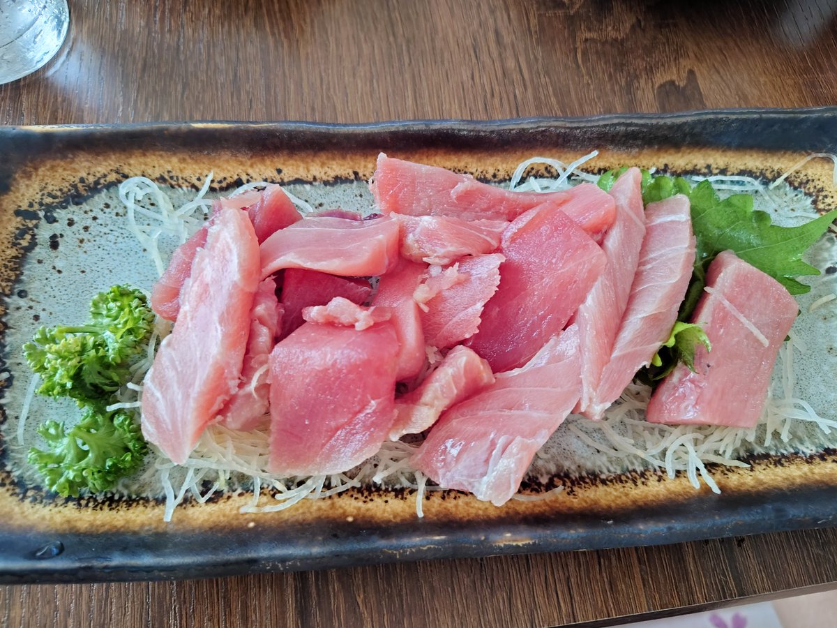 Worldyowane's tweet photo. 幕内後半戦になったので刺身を。
切り落としだけど魚屋の刺身はどうして美味しいのか？ https://t.co/EDhbiGUFbR