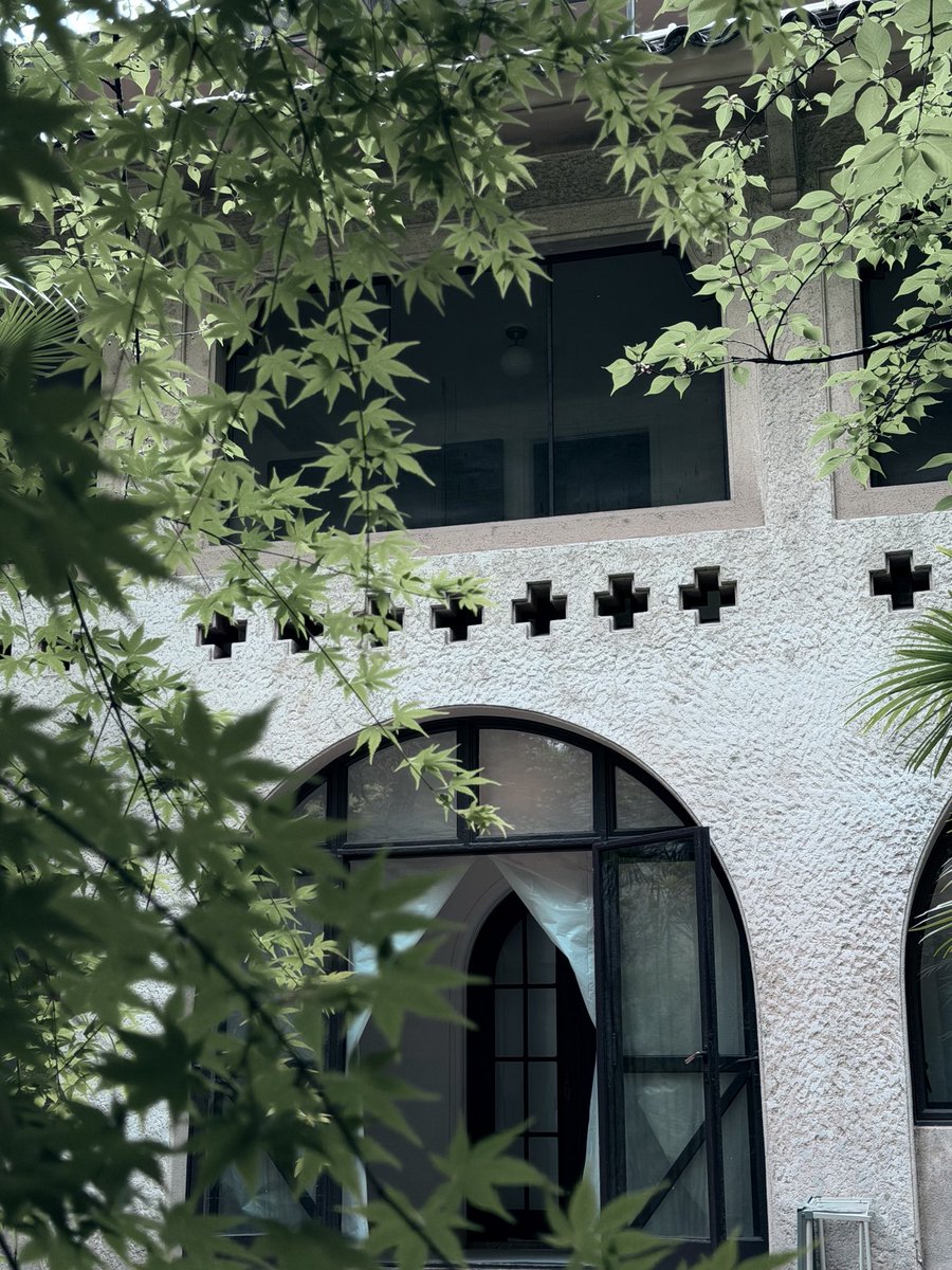 Sahara_ction's tweet photo. マルジェラ展の思い出（建築）。どこを切り取っても素敵な和洋折衷の建物でした。
お気に入りはスパニッシュ様式のアーチ、寄木みたいなフローリング、マーブルの大理石の手すり。

#九段ハウス
#maisonmargiela 
#メゾンマルジェラ https://t.co/MbJnPh0lN8