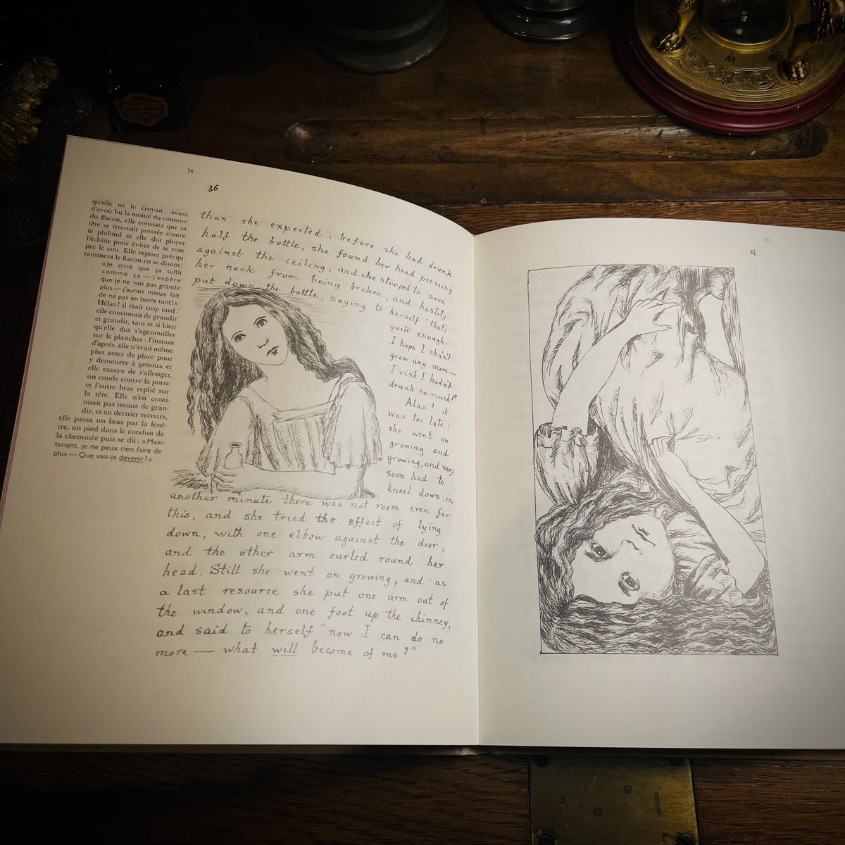 LECURIOarts's tweet photo. フランス語版「地下の国のアリス」
日本では珍しいフランス語版の「地下の国のアリス」です。ルイスキャロル自身が自筆で書いた「不思議の国のアリス」の原型で、イラストも彼が描いています。絵が稚拙とのことで出版の際に有名なテニエルの挿絵になりましたが、こちらも味があります。
LECURIO営業中 https://t.co/HlZCDjHN7W