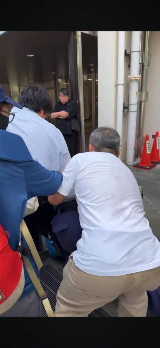 TOTSUKA_ATSUSHI's tweet photo. 吉田享平さんが本日
しばき隊関係者に
神戸市立婦人会館前で暴行、傷害、脅迫、スマホや荷物の器物損壊、窃盗などの被害に遭っている状況を確認いたしました。
公務執行妨害を受けた警察官の皆様は厳罰に処して欲しいと思います‼️
集団で組織的に犯罪活動を実施する者共に対しては一定の規制が必要だと思います。
https://t.co/6le22VYGJ2