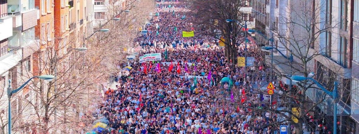 asketagorri's tweet photo. Martxoan euskal langileria kalera atera ginen gutxieneko soldata duinaren aldeko greba orokorrean.

1.500 gutxieneko soldata.

Gutxieneko soldata hemen erabaki. https://t.co/ULhLyDkqF0