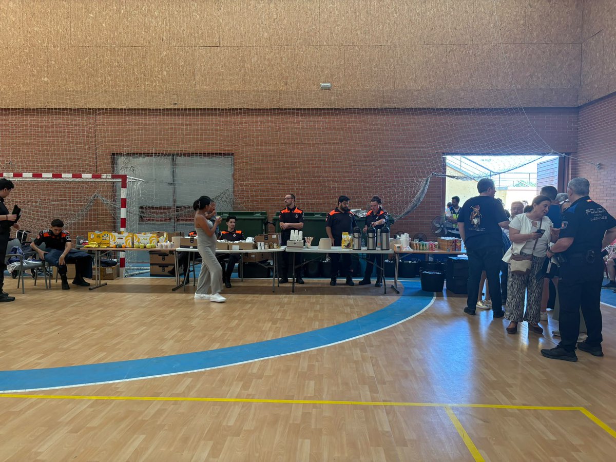ComunidadMadrid's tweet photo. 👉 La Comunidad de Madrid mantiene activos 15 puntos de acogida para atender a las personas evacuadas por el #IFSierraOeste, en los que ya se presta asistencia a 2.468 personas.

✅ El último dispositivo se incorporó ayer en #SevillaLaNueva, donde actualmente se atiende a 100 personas.

👉 Los puntos de acogida se han habilitado en coordinación con los ayuntamientos y se distribuyen de la siguiente manera: 

#Móstoles (400)
#LasRozas (286)
#AlcaláDeHenares (250)
#VillaviciosaDeOdón (227)
#Villamanta (220)
#Alcobendas (200)
#Leganés (171)
#Brunete (153)
#Getafe (150)
#Alcorcón (130) 
#SevillaLaNueva (100)
#VillanuevaDeLaCañada (75)
#Villamantilla (60)
#Navalcarnero (25)
#VillanuevaDePerales (21)

👉 La mayoría de estos recursos se han instalado en grandes polideportivos, que están sirviendo como alojamiento temporal.

👉 En ellos se ofrece asistencia básica para el aseo personal y manutención, con desayuno, comida y cena. 

👉 Asimismo, cuentan con camas instaladas por la @UMEgob o por los propios ayuntamientos.

✅ Muchos de estos puntos disponen también de apoyo social y psicológico. 

🧑‍🧑‍🧒 Con el fin de hacer más llevadera la estancia de los menores, se han habilitado televisores con películas infantiles y se organizan actividades como globoflexia o espectáculos de payasos.

👉 Las personas mayores o especialmente vulnerables reciben atención sanitaria cuando la necesitan, en coordinación con la @SaludMadrid.

👉 Además, en todos los puntos de acogida permanece de forma continuada personal de Protección Civil de los distintos ayuntamientos.

🚍 En total, 3.397 personas han sido evacuadas en autobuses del @CRT_Madrid.

#INFOMA26